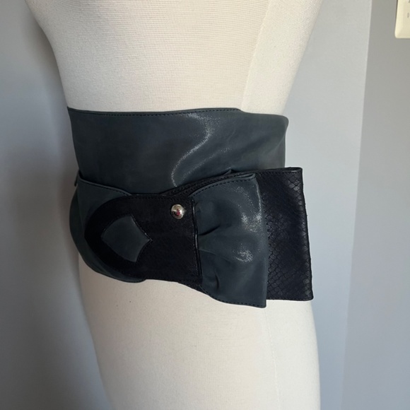 Patrizia Pepe Soft Shiny Leather Gray high-waist belt Bow Python Stud Detail - Picture 3 of 10
